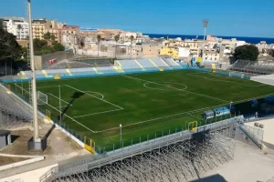 Siracusa, il nuovo stadio si fa bello per la C. Ma vaglielo a spiegare il relamping
