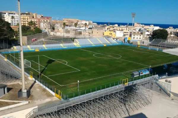 Siracusa, il nuovo stadio si fa bello per la C. Ma vaglielo a spiegare il relamping