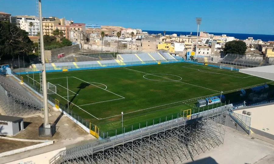 Siracusa, il nuovo stadio si fa bello per la C. Ma vaglielo a spiegare il relamping