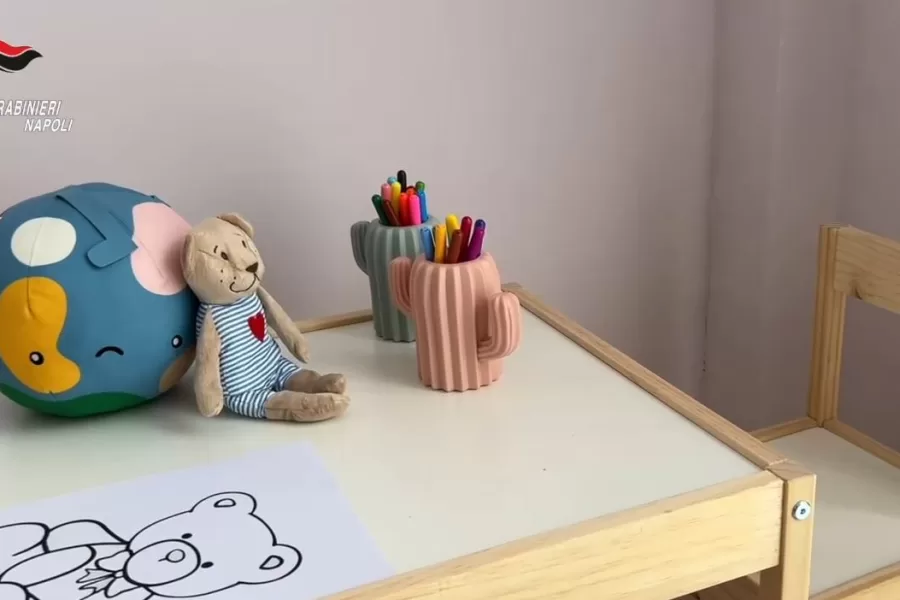 Nonno violentava le nipotine di sei anni, orrore a Portici: abusi e foto oscene alle bimbe quando i genitori non erano in casa