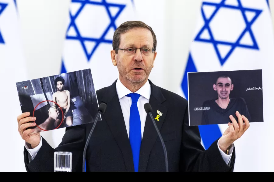 Israel’s President Isaac Herzog shows photos of Israeli citizens imprisoned in the Gaza Strip during a joint statement with Lithuania’s President Gitanas Nauseda at the Presidential palace in Vilnius, Lithuania, Monday, Aug. 4, 2025. (AP Photo/Mindaugas Kulbis)

Associated Press/LaPresse