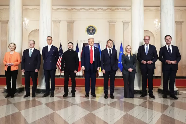 European Commission President Ursula von der Leyen, from left, British Prime Minister Keir Starmer, Finland’s President Alexander Stubb, Ukrainian President Volodymyr Zelenskyy, President Donald Trump, France’s President Emmanuel Macron, Italy’s Prime Minister Giorgia Meloni, Germany’s Chancellor Friedrich Merz and NATO Secretary General Mark Rutte pose for a group photo in the Grand Foyer of the White House, Monday, Aug. 18, 2025, in Washington. (AP Photo/Alex Brandon)