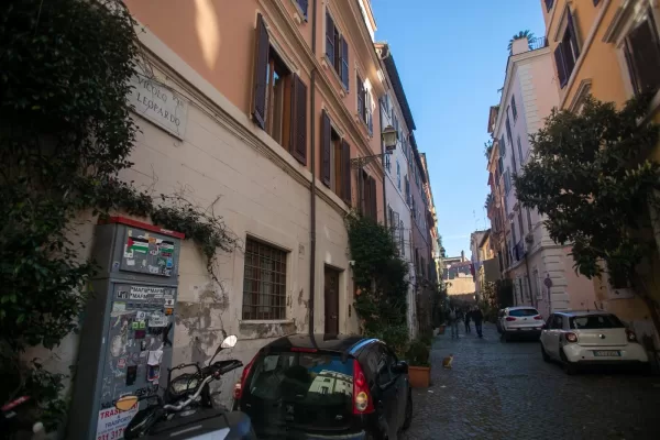 Roma in balìa della criminalità: i gruppi nei quartieri, il legame con i clan e la rete che attrae gli immigrati