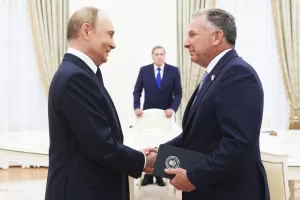 Russian President Vladimir Putin, left, and U.S. President Donald Trump’s special envoy Steve Witkoff, right, shake hands during their meeting in Moscow, Russia, Wednesday, Aug. 6, 2025. (Gavriil Grigorov, Sputnik, Kremlin Pool Photo via AP)