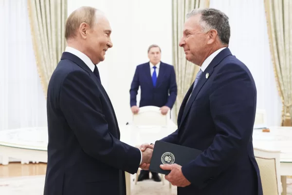 Russian President Vladimir Putin, left, and U.S. President Donald Trump’s special envoy Steve Witkoff, right, shake hands during their meeting in Moscow, Russia, Wednesday, Aug. 6, 2025. (Gavriil Grigorov, Sputnik, Kremlin Pool Photo via AP)