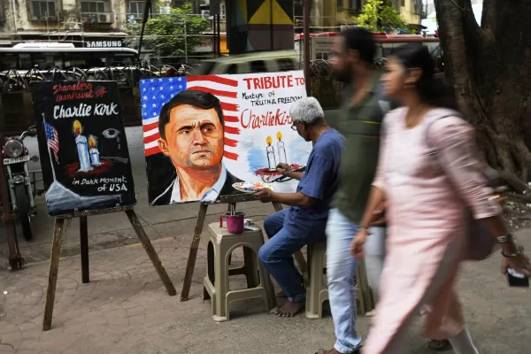 A teacher from Gurukul school of Art completes artwork to pay tribute to Charlie Kirk who was shot and killed, in Mumbai, India, Thursday, Sept. 11, 2025. (AP Photo/Rajanish Kakade)


Associated Press/LaPresse