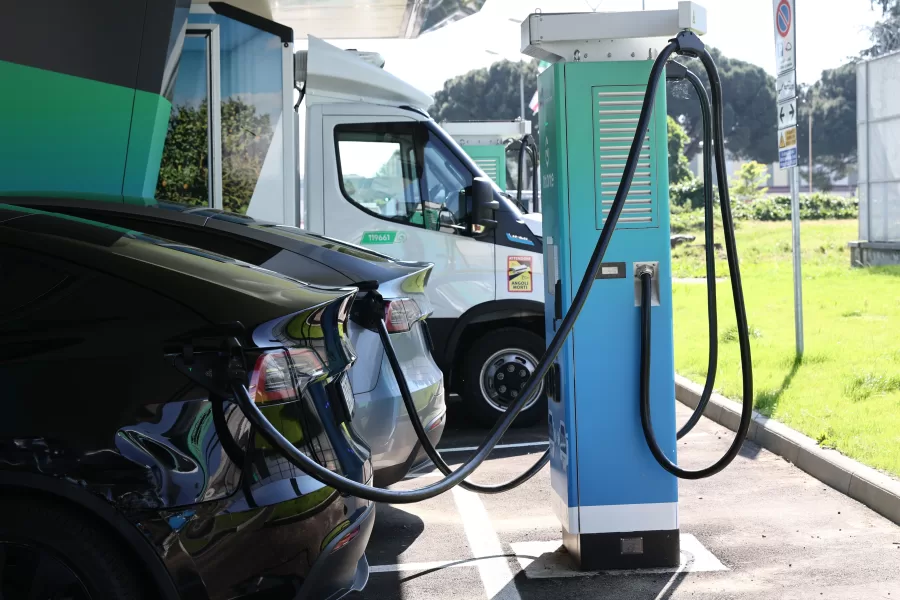 STAZIONE RICARICA ELETTRICA COLONNINA LOGO ATLANTA ENERGIA PULITA AUTO