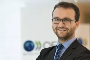 Lavoro, Garnero (Ocse): “In Italia i salari orari sono cresciuti, ma il reddito complessivo è al palo”