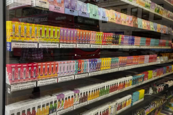 Lo svapo non è fumo, se davvero vogliamo ridurre il numero di fumatori bisogna tassare (poco) i liquidi