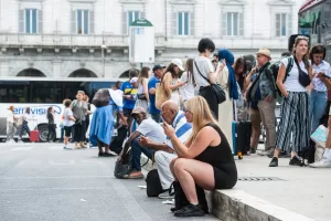 Termini file alle fermate degli autobus e ai Taxi causa sciopero dei mezzi pubblici – Roma, Italia – Nella foto le file alla fermata dell’autobus a Termini – 4 Luglio 2024 (foto Valentina Stefanelli / LaPresse)


Termini queues at bus stops and taxis due to public transport strike – Rome, Italy – In the photo the queues at the bus stop in Termini – 4 July 2024 (photo Valentina Stefanelli / LaPresse)