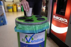 Riciclo della plastica, l’Italia super il target UE con un anno di anticipo