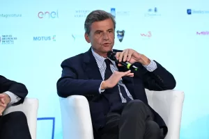Urania Policy & Business Forum, Ronzulli punta su un sistema integrato tra pubblico e privato, Calenda rilancia il ruolo dello Stato in sanità, difesa ed energia