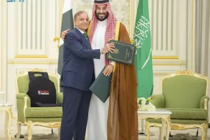 This handout photograph released by the state-run Saudi Press Agency shows Pakistani Prime Minister Shehbaz Sharif, left, embracing Saudi Arabia’s Crown Prince Mohammed bin Salman after signing a joint defense pact in Riyadh, Saudi Arabia, Wednesday, Sept. 17, 2025. (Saudi Press Agency via AP)
Associated Press / LaPresse
Only italy and spain This handout photograph released by the state-run Saudi Press Agency shows Pakistani Prime Minister Shehbaz Sharif, left, embracing Saudi Arabia’s Crown Prince Mohammed bin Salman after signing a joint defense pact in Riyadh, Saudi Arabia, Wednesday, Sept. 17, 2025. (Saudi Press Agency via AP)
Associated Press / LaPresse
Only italy and spain