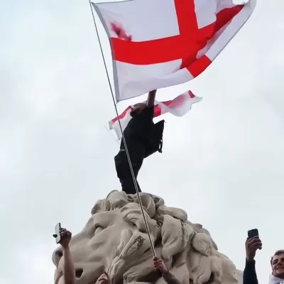 Londra, una marea in strada contro l’Islam radicale