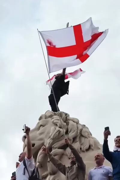 Londra, una marea in strada contro l’Islam radicale