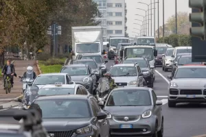Gli italiani hanno il parco macchine più esteso e vecchio del mondo. Traffico e inquinamento chiedono pietà Gli italiani hanno il parco macchine più esteso e vecchio del mondo. Traffico e inquinamento chiedono pietà