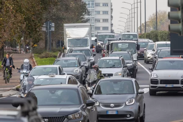 Gli italiani hanno il parco macchine più esteso e vecchio del mondo. Traffico e inquinamento chiedono pietà