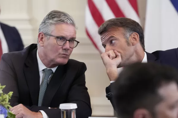 British Prime Minister Keir Starmer, left, and France’s President Emmanuel Macron participate in a meeting with President Donald Trump and Ukrainian President Volodymyr Zelenskyy in the East Room of the White House, Monday, Aug. 18, 2025, in Washington. (AP Photo/Alex Brandon)