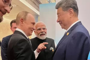Russian President Vladimir Putin, from left, Indian Prime Minister Narendra Modi and Chinese President Xi Jinping talk ahead of the Shanghai Cooperation Organization (SCO) summit at the Meijiang Convention and Exhibition Center in Tianjin, China, Monday, Sept. 1, 2025. (Indian Prime Minister’s Office via AP)

Associated Press/LaPresse