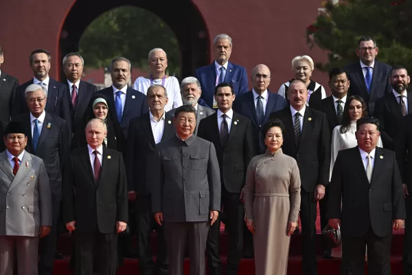 Chinese President Xi Jinping, center, with his wife Peng Liyuan, front second right, and other leaders pose for a group photo ahead of a military parade to commemorate the 80th anniversary of Japan’s World War II surrender in Beijing, China, Wednesday, Sept. 3, 2025. (Sergei Bobylev, Sputnik, Kremlin Pool Photo via AP)

Associated Press/LaPresse