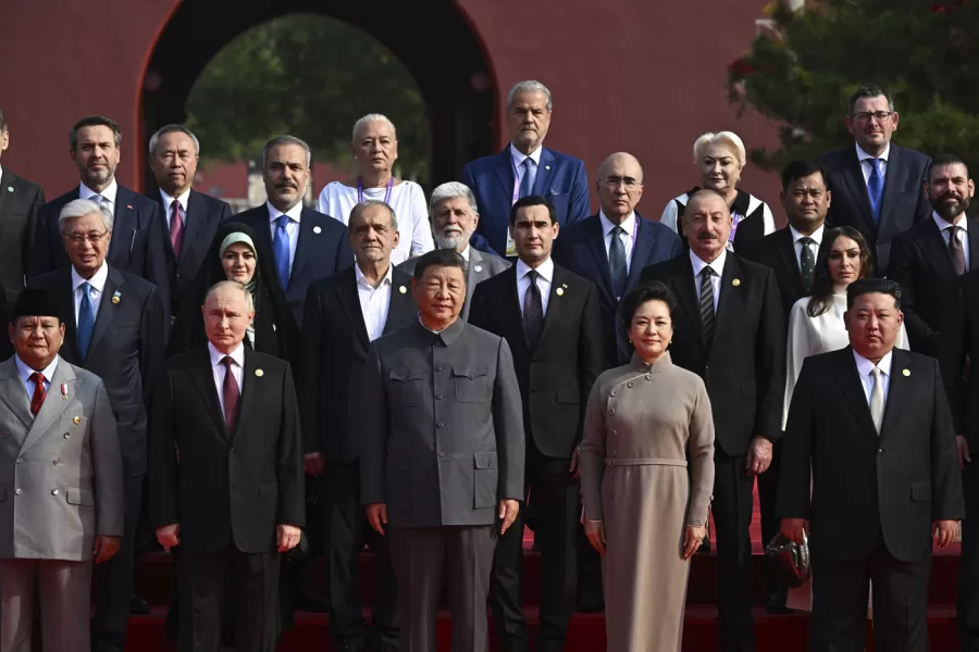 Chinese President Xi Jinping, center, with his wife Peng Liyuan, front second right, and other leaders pose for a group photo ahead of a military parade to commemorate the 80th anniversary of Japan’s World War II surrender in Beijing, China, Wednesday, Sept. 3, 2025. (Sergei Bobylev, Sputnik, Kremlin Pool Photo via AP)

Associated Press/LaPresse