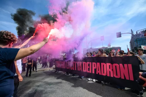 Corteo dei centri sociali contro lo sgombero del Leoncavallo – Milano, 06 Settembre 2025 
(Foto Claudio Furlan/Lapresse) 

Protest march by social centres against the eviction of Leoncavallo – Milan, 6 September 2025
(Photo Claudio Furlan/Lapresse)
