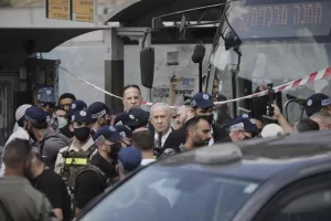 Israeli Prime Minister Benjamin Netanyahu visits the site of a shooting attack where several people killed and injured at a bus stop in Jerusalem, Monday, Sept. 8, 2025. (AP Photo/Mahmoud Illean)

Associated Press/LaPresse