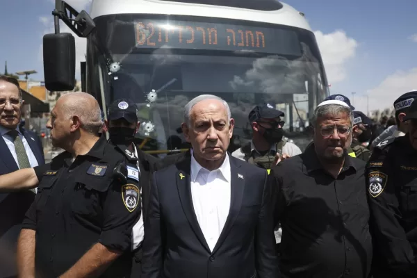 Israel’s Prime Minister Benjamin Netanyahu and National Security Minister Itamar Ben-Gvir, right, visit the site of a shooting attack at a bus stop in Jerusalem, Monday, Sept. 8, 2025. (Ronen Zvulun/Pool Photo via AP)
Associated Press/LaPresse Israel’s Prime Minister Benjamin Netanyahu and National Security Minister Itamar Ben-Gvir, right, visit the site of a shooting attack at a bus stop in Jerusalem, Monday, Sept. 8, 2025. (Ronen Zvulun/Pool Photo via AP)
Associated Press/LaPresse