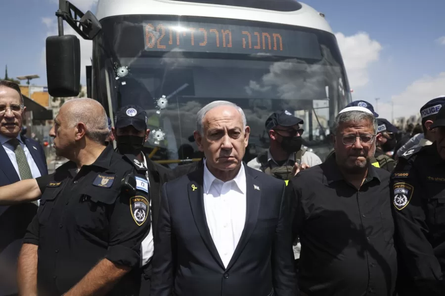 Israel’s Prime Minister Benjamin Netanyahu and National Security Minister Itamar Ben-Gvir, right, visit the site of a shooting attack at a bus stop in Jerusalem, Monday, Sept. 8, 2025. (Ronen Zvulun/Pool Photo via AP)

Associated Press/LaPresse