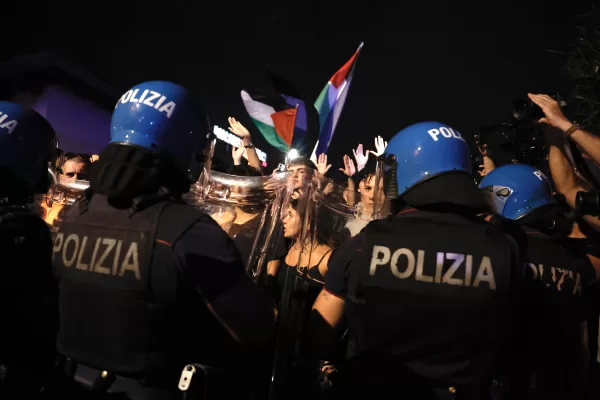 Manifestazione per Gaza in solidarietà con la Global Summud Flottilla dall’Università la Sapienza    — Roma—Italia —Martedì 09 Settembre 2025 – Cronaca – (foto di Cecilia Fabiano/ LaPresse) 

Demonstration for the  Global Summud Flottilla dall’Università la Sapienza  — Rome—Italy — Tuesday  September 09, 2025 – News – (photo by Cecilia Fabiano/LaPresse)


nella foto: tensioni durante il corteo