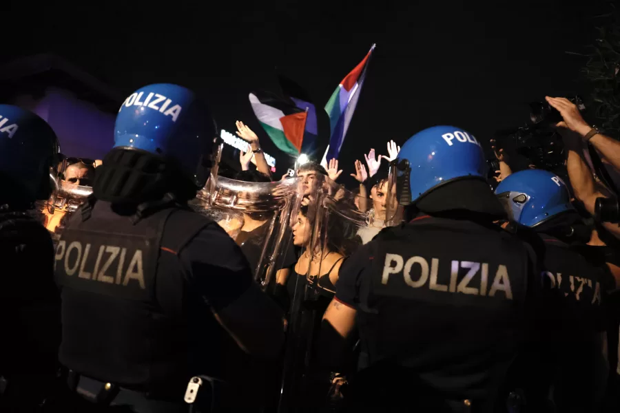 Manifestazione per Gaza in solidarietà con la Global Summud Flottilla dall’Università la Sapienza    — Roma—Italia —Martedì 09 Settembre 2025 – Cronaca – (foto di Cecilia Fabiano/ LaPresse) 

Demonstration for the  Global Summud Flottilla dall’Università la Sapienza  — Rome—Italy — Tuesday  September 09, 2025 – News – (photo by Cecilia Fabiano/LaPresse)


nella foto: tensioni durante il corteo