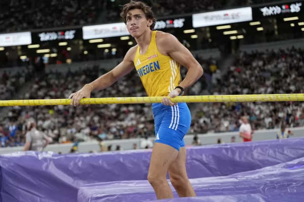 Duplantis salta 6,30: è ancora record del mondo, il 14esimo. La gioia al terzo tentativo e il bacio con la fidanzata