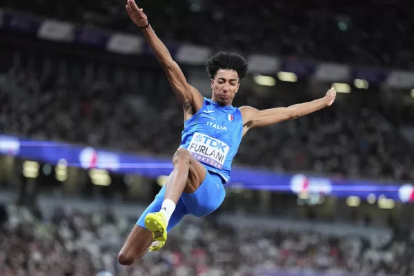 Mattia Furlani oro nel salto in lungo con 8.39, è il più giovane di sempre: “Finché non sento l’inno non ci credo”