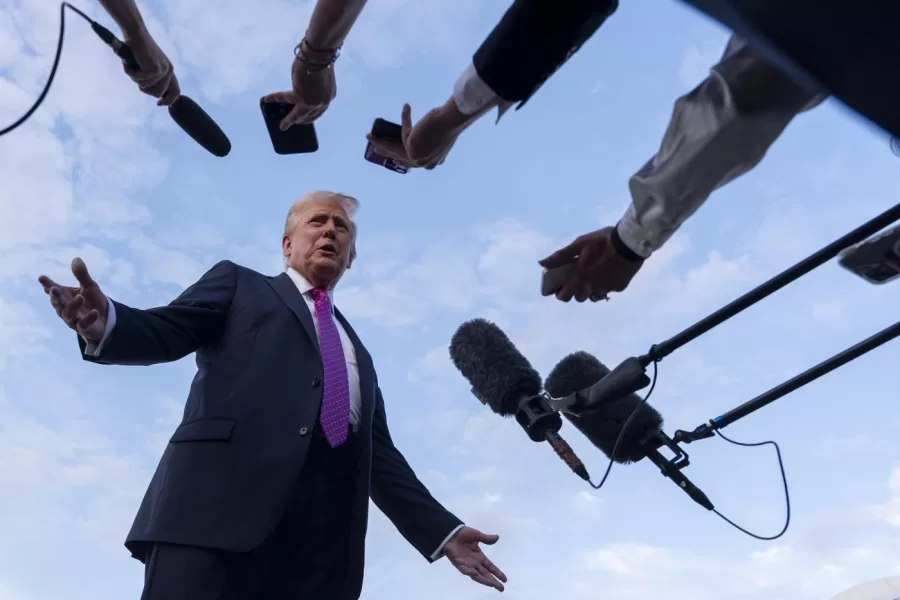 President Donald Trump speaks with reporters before he departs on Air Force One at Morristown Airport, Sunday, Sept. 14, 2025, in Morristown, N.J. (AP Photo/Alex Brandon)

Associated Press/LaPresse