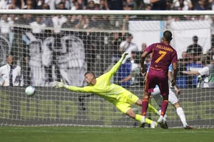 Roma-Lazio, dopo la decisione della Prefettura il ricorso della Lega: quando si giocherà il derby della Capitale