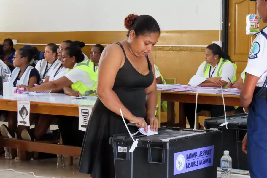 A woman casts her vote at English River School in Victoria, Seychelles, Thursday, Sept. 25, 2025. (AP Photo/Emilie Chetty) 


Associated Press / LaPresse
Only italy and spain
