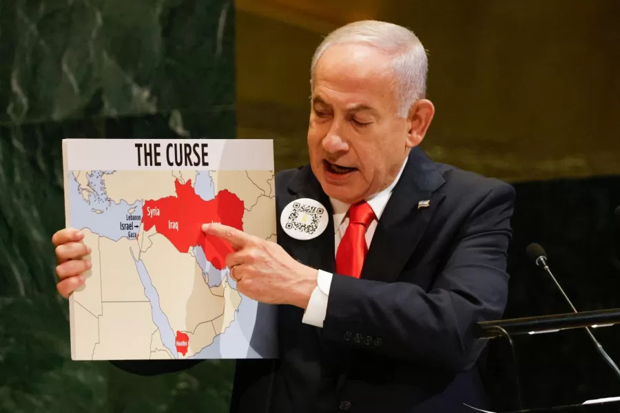 Israeli Prime Minister Benjamin Netanyahu holds up a map while speaking at the 80th session of the United Nations General Assembly, Friday, Sept. 26, 2025, at U.N. headquarters. (AP Photo/Stefan Jeremiah)

Associated Press/LaPresse