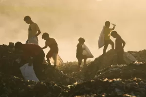 Displaced Palestinian children search for firewood and plastic in a landfill beside the makeshift tent camp where they are taking shelter, in Khan Younis, southern Gaza Strip, Tuesday, Sept. 30, 2025. (AP Photo/Jehad Alshrafi)

Associated Press/LaPresse