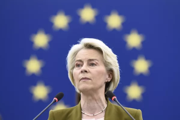 Il discorso di von der Leyen è un omaggio a Nanni Moretti. Sufficienza solo dal Ppe, pioggia di no, ‘buu’ e fischi