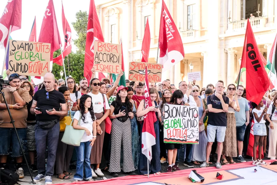 manifestazione CGIL “Fermiamo la barbarie” per la pace a Gaza e a sostegno della Global Sumud Flotilla. Piazza del Campidoglio a Roma, Sabato 06 Settembre 2025. (foto Mauro Scrobogna / LaPresse) 

the CGIL demonstration “Stop the Barbarity” for peace in Gaza and in support of the Global Sumud Flotilla. Piazza del Campidoglio in Rome, Saturday September 06 2025. (Photo by Mauro Scrobogna / LaPresse)