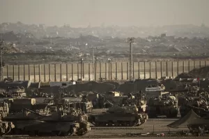 Israeli soldiers work on their tanks and armored personnel carriers (APC) at a staging area on the border with Gaza Strip, as seen from southern Israel, Tuesday, Sept. 16, 2025. (AP Photo/Leo Correa)

Associated Press/LaPresse