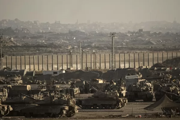 Israeli soldiers work on their tanks and armored personnel carriers (APC) at a staging area on the border with Gaza Strip, as seen from southern Israel, Tuesday, Sept. 16, 2025. (AP Photo/Leo Correa)

Associated Press/LaPresse