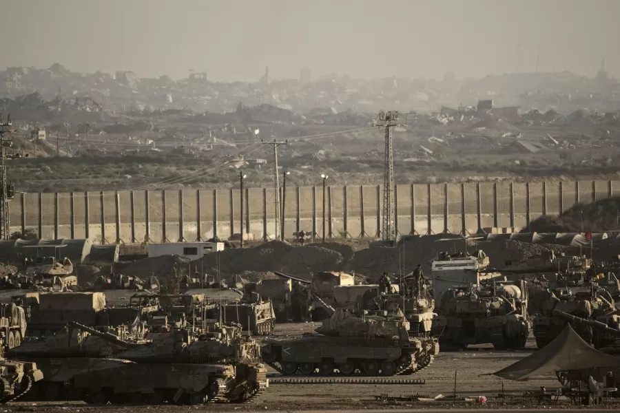 Israeli soldiers work on their tanks and armored personnel carriers (APC) at a staging area on the border with Gaza Strip, as seen from southern Israel, Tuesday, Sept. 16, 2025. (AP Photo/Leo Correa)

Associated Press/LaPresse