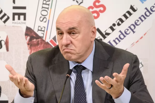 Aiuti all’Ucraina, la maggioranza si divide. Scontro tra Borghi e Crosetto, così l’Italia rischia di perdere credibilità