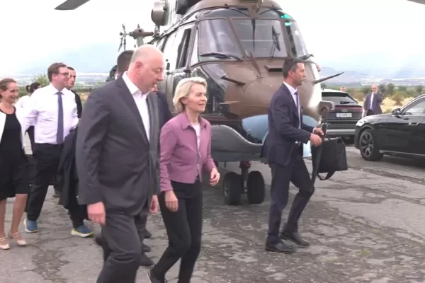 Interferenze Gps russe sull’aereo di von der Leyen: il pilota atterra con le mappe cartacee