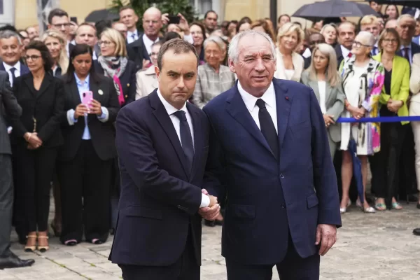 Francia, la fine di Bayrou tra compromessi trasversali ed effimeri. Macron ha generato solo governi deboli