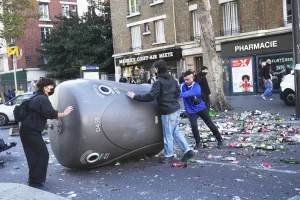 Francia, scontri in piazza nel primo giorno di Lecornu: la sfida in salita “dell’ultima cartuccia del macronismo” Francia, scontri in piazza nel primo giorno di Lecornu: la sfida in salita “dell’ultima cartuccia del macronismo”