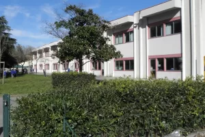 La scuola diventa centro sociale, a Firenze i prof elogiano la Flotilla e parlano di “genocidio”. Docente sostegno si oppone: “No a indottrinamento alunni” La scuola diventa centro sociale, a Firenze i prof elogiano la Flotilla e parlano di “genocidio”. Docente sostegno si oppone: “No a indottrinamento alunni”