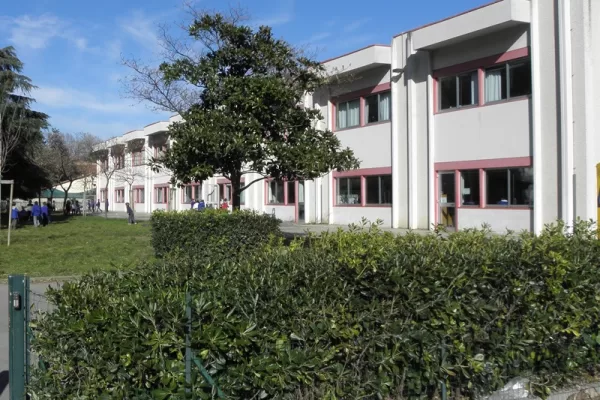 La scuola diventa centro sociale, a Firenze i prof elogiano la Flotilla e parlano di “genocidio”. Docente sostegno si oppone: “No a indottrinamento alunni”