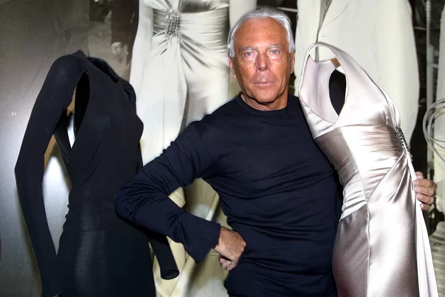 La vita di Armani, la bomba a farfalla scoppiata vicino, il lavoro alla Rinascente e la svolta con Cerruti: così è diventato Re Giorgio